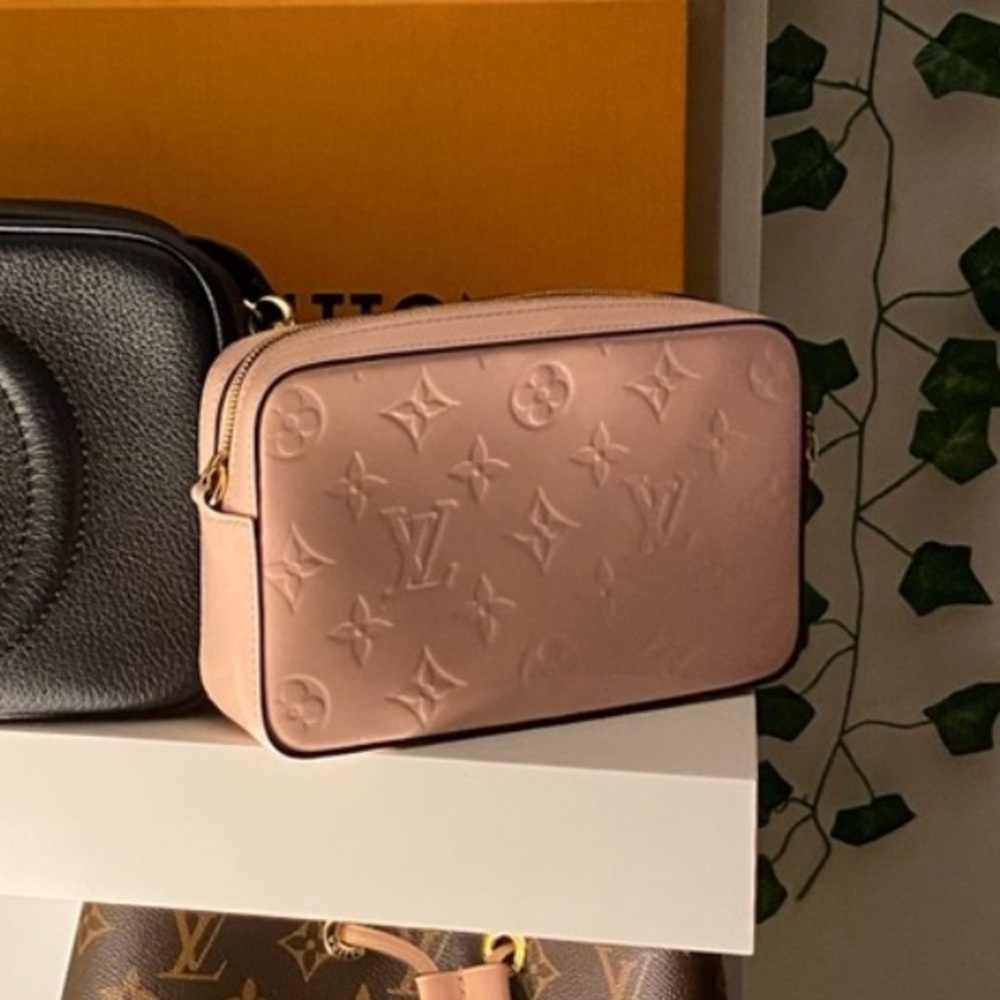 Louis Vuitton Rose Camera Bag - Picture 4 of 12